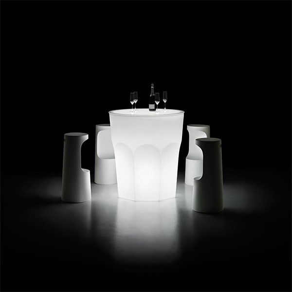 Table Lumineuse Cubalibre avec Tabourets Hauts Fura (vendus séparément) Plust Jardinchic Table Lumineuse Cubalibre avec Tabourets Hauts Fura (vendus séparément) Plust Jardinchic