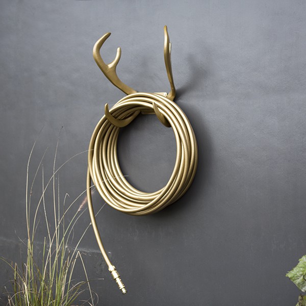 Support Mural Deluxe Pour Tuyau d'Arrosage Or avec Tuyau d'arrosage Deluxe Edition Or et Lance d'arrosage Deluxe Or (vendus séparément) Garden Glory JardinChic Support Mural Deluxe Pour Tuyau d'Arrosage Or avec Tuyau d'arrosage Deluxe Edition Or et Lance d'arrosage Deluxe Or (vendus séparément) Garden Glory JardinChic